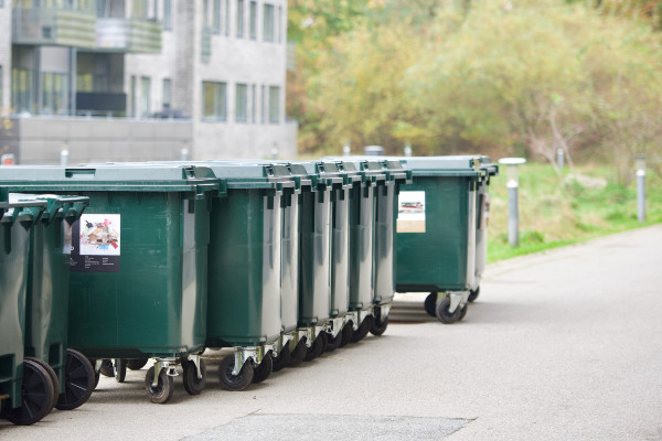 Affaldscontainere på terræn